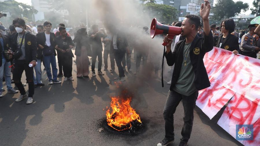 Sejumlah mahasiswa dari berbagai organisasi ekstra kampus melakukan aksi demo di Kawasan Patung Kuda, Jakarta, Senin (5/9/2022). Berbagai elemen mahasiswa menggelar aksi demonstrasi menolak kenaikan harga Bahan Bakar Minyak (BBM). (CNBC Indonesia/ Muhammad Sabki)