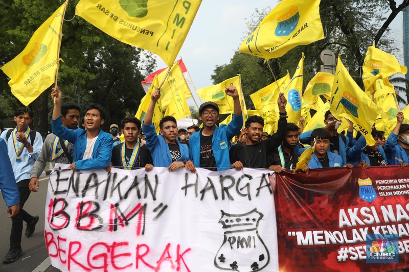 Sejumlah mahasiswa dari berbagai organisasi ekstra kampus melakukan aksi demo di Kawasan Patung Kuda, Jakarta, Senin (5/9/2022). Berbagai elemen mahasiswa menggelar aksi demonstrasi menolak kenaikan harga Bahan Bakar Minyak (BBM). (CNBC Indonesia/ Muhammad Sabki)