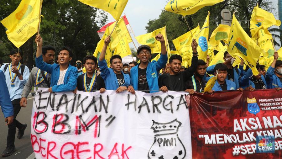 Sejumlah mahasiswa dari berbagai organisasi ekstra kampus melakukan aksi demo di Kawasan Patung Kuda, Jakarta, Senin (5/9/2022). Berbagai elemen mahasiswa menggelar aksi demonstrasi menolak kenaikan harga Bahan Bakar Minyak (BBM). (CNBC Indonesia/ Muhammad Sabki)