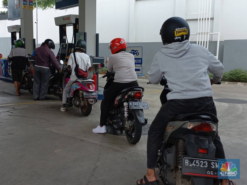 Kendaraan mengisi BBM di SPBU VIVO Kendaraan mengisi BBM di SPBU VIVO Antasari jalan Cipete Raya, Jakarta Selatan, Senin (5/9/2022). (CNBC Indonesia/ Muhammad Sabki)
