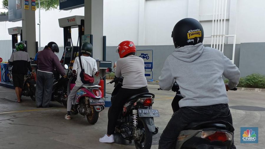 Kendaraan mengisi BBM di SPBU VIVO Antasari jalan Cipete Raya, Jakarta Selatan, Senin (5/9/2022). (CNBC Indonesia/ Muhammad Sabki)