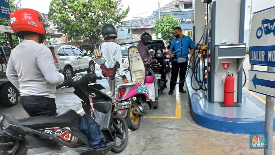 Kendaraan mengisi BBM di SPBU VIVO Antasari jalan Cipete Raya, Jakarta Selatan, Senin (5/9/2022). (CNBC Indonesia/ Muhammad Sabki)