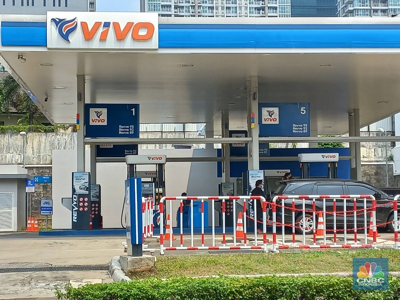 Kendaraan mengisi BBM di SPBU VIVO Kendaraan mengisi BBM di SPBU VIVO Antasari jalan Cipete Raya, Jakarta Selatan, Senin (5/9/2022). (CNBC Indonesia/ Muhammad Sabki)