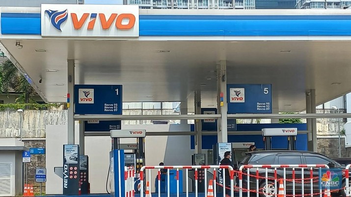Kendaraan mengisi BBM di SPBU VIVO Kemang Kendaraan mengisi BBM di SPBU VIVO Kemang jalan Kemang Raya, Jakarta Selatan, Senin (5/9/2022). (CNBC Indonesia/ Muhammad Sabki)