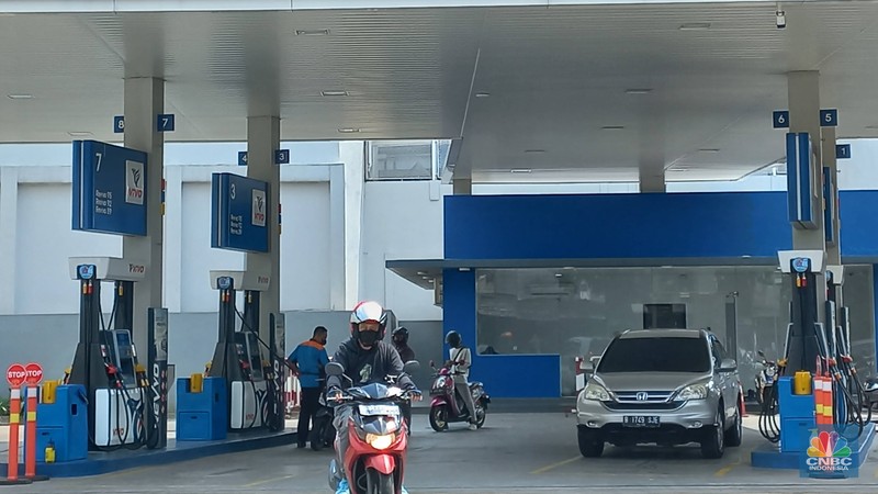 Kendaraan mengisi BBM di SPBU VIVO Kendaraan mengisi BBM di SPBU VIVO Antasari jalan Cipete Raya, Jakarta Selatan, Senin (5/9/2022). (CNBC Indonesia/ Muhammad Sabki)