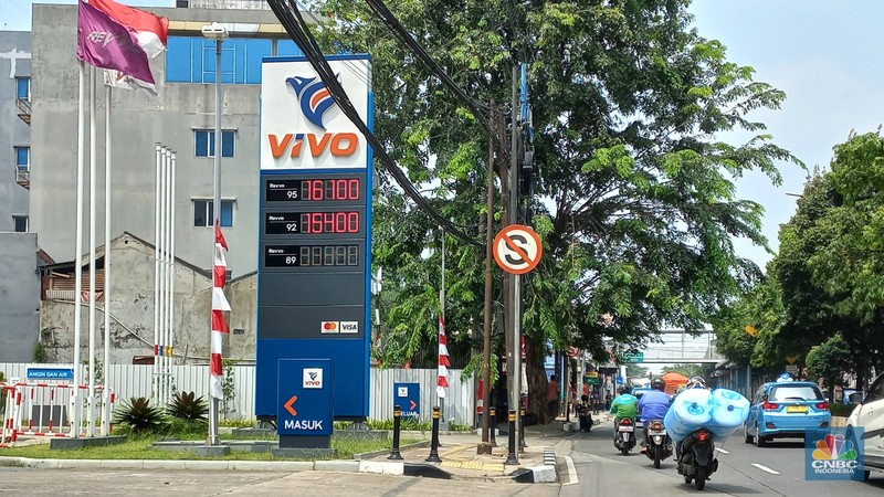 Kendaraan mengisi BBM di SPBU VIVO Kendaraan mengisi BBM di SPBU VIVO Antasari jalan Cipete Raya, Jakarta Selatan, Senin (5/9/2022). (CNBC Indonesia/ Muhammad Sabki)