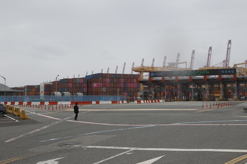 Topan Hinnamnor di pulau Jeju, Korea Selatan Seorang pria berjalan melewati angin kencang yang disebabkan oleh topan Hinnamnor di pulau Jeju, Korea Selatan, Senin (5/9/2022), (Yonhap via REUTERS)