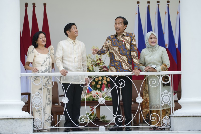 Presiden Filipina Ferdinand Marcos Jr (kedua kanan) dan istrinya Madame Louise Araneta Marcos (kanan) berjalan bersama Presiden Indonesia Joko Widodo dan istrinya Iriana (kiri) setelah upacara penanaman pohon di Istana Kepresidenan di Bogor, Indonesia, Senin, (5/9/2022). (AP Photo/Achmad Ibrahim, Pool)