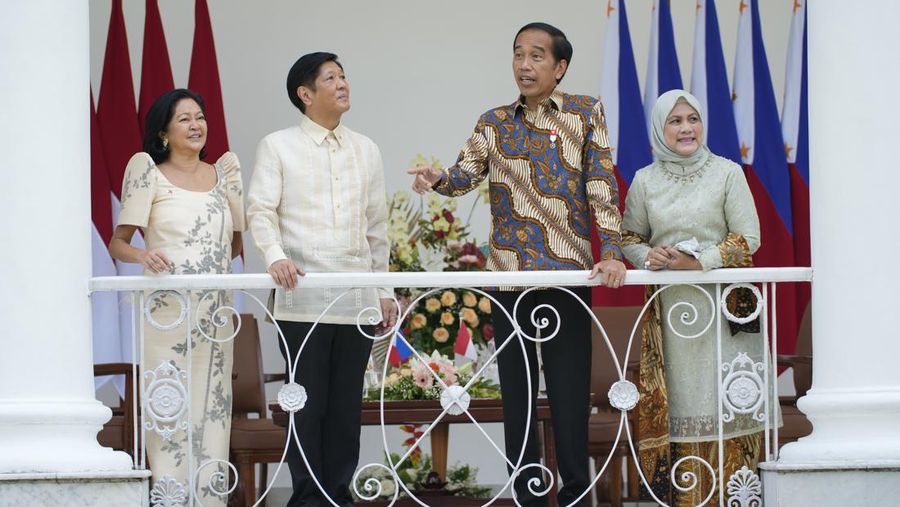 Presiden Filipina Ferdinand Marcos Jr (kedua kanan) dan istrinya Madame Louise Araneta Marcos (kanan) berjalan bersama Presiden Indonesia Joko Widodo dan istrinya Iriana (kiri) setelah upacara penanaman pohon di Istana Kepresidenan di Bogor, Indonesia, Senin, (5/9/2022). (AP Photo/Achmad Ibrahim, Pool)