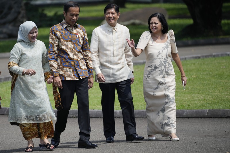 Presiden Filipina Ferdinand Marcos Jr (kedua kanan) dan istrinya Madame Louise Araneta Marcos (kanan) berjalan bersama Presiden Indonesia Joko Widodo dan istrinya Iriana (kiri) setelah upacara penanaman pohon di Istana Kepresidenan di Bogor, Indonesia, Senin, (5/9/2022). (AP Photo/Achmad Ibrahim, Pool)