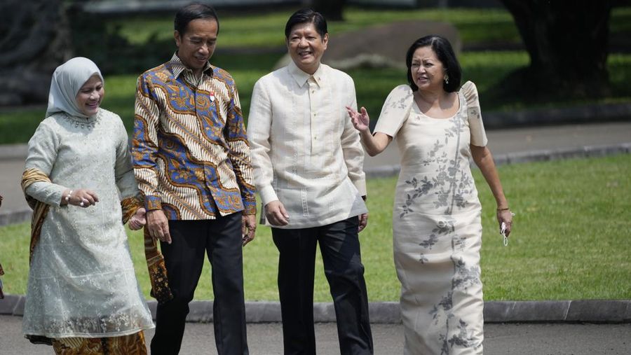 Presiden Filipina Ferdinand Marcos Jr (kedua kanan) dan istrinya Madame Louise Araneta Marcos (kanan) berjalan bersama Presiden Indonesia Joko Widodo dan istrinya Iriana (kiri) setelah upacara penanaman pohon di Istana Kepresidenan di Bogor, Indonesia, Senin, (5/9/2022). (AP Photo/Achmad Ibrahim, Pool)