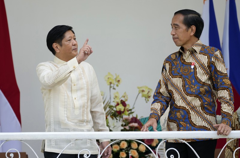 Presiden Filipina Ferdinand Marcos Jr (kedua kanan) dan istrinya Madame Louise Araneta Marcos (kanan) berjalan bersama Presiden Indonesia Joko Widodo dan istrinya Iriana (kiri) setelah upacara penanaman pohon di Istana Kepresidenan di Bogor, Indonesia, Senin, (5/9/2022). (AP Photo/Achmad Ibrahim, Pool)
