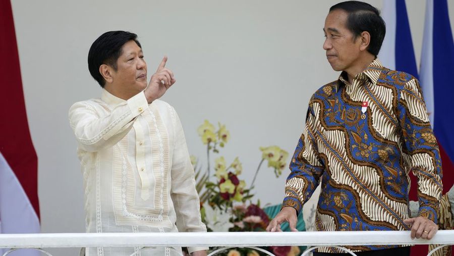 Presiden Filipina Ferdinand Marcos Jr. (kiri) berbincang dengan Presiden Indonesia Joko Widodo selama pertemuan mereka di Istana Kepresidenan di Bogor, Indonesia, Senin, (5/9/2022). Presiden Filipina Ferdinand Marcos, Jr. berada di Indonesia selama tiga hari kunjungan kenegaraan. (AP Photo/Achmad Ibrahim, Pool)