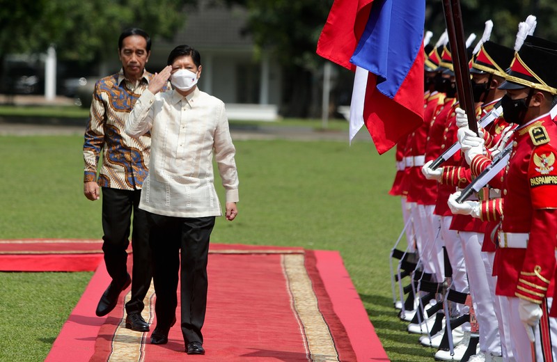 Presiden Filipina Ferdinand Marcos Jr (kedua kanan) dan istrinya Madame Louise Araneta Marcos (kanan) berjalan bersama Presiden Indonesia Joko Widodo dan istrinya Iriana (kiri) setelah upacara penanaman pohon di Istana Kepresidenan di Bogor, Indonesia, Senin, (5/9/2022). (AP Photo/Achmad Ibrahim, Pool)
