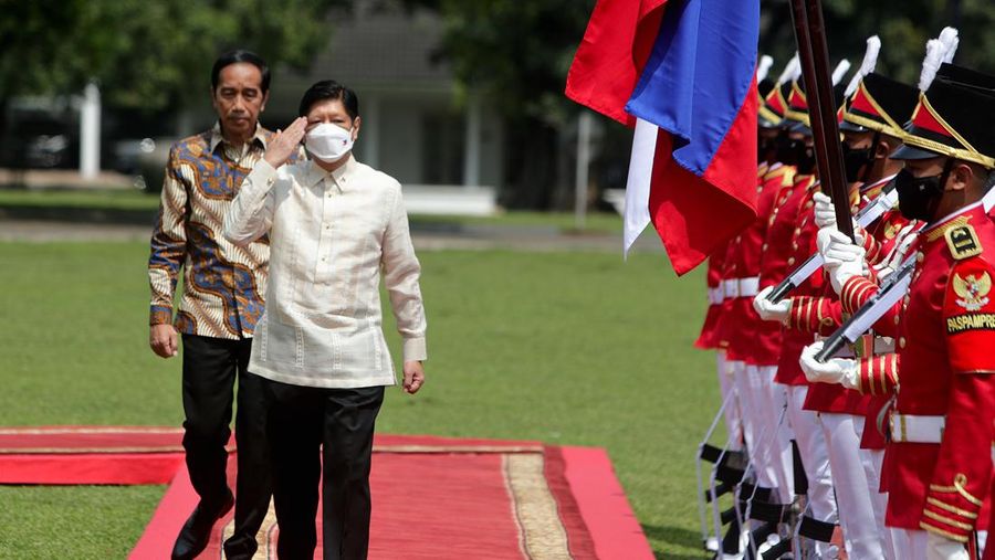 Presiden Filipina Ferdinand Marcos Jr (kedua kanan) dan istrinya Madame Louise Araneta Marcos (kanan) berjalan bersama Presiden Indonesia Joko Widodo dan istrinya Iriana (kiri) setelah upacara penanaman pohon di Istana Kepresidenan di Bogor, Indonesia, Senin, (5/9/2022). (AP Photo/Achmad Ibrahim, Pool)
