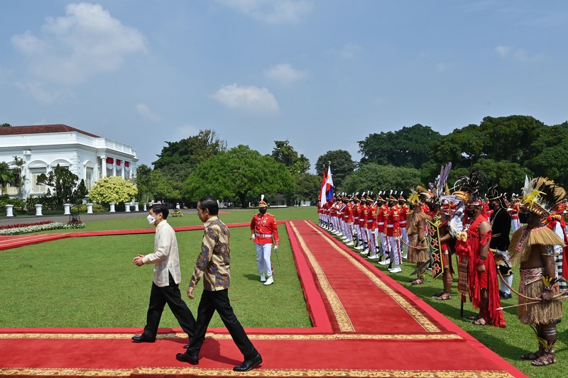 Presiden Filipina Ferdinand Marcos Jr (kedua kanan) dan istrinya Madame Louise Araneta Marcos (kanan) berjalan bersama Presiden Indonesia Joko Widodo dan istrinya Iriana (kiri) setelah upacara penanaman pohon di Istana Kepresidenan di Bogor, Indonesia, Senin, (5/9/2022). (AP Photo/Achmad Ibrahim, Pool)
