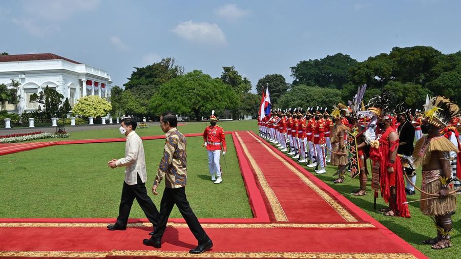 Presiden Filipina Ferdinand Marcos Jr (kedua kanan) dan istrinya Madame Louise Araneta Marcos (kanan) berjalan bersama Presiden Indonesia Joko Widodo dan istrinya Iriana (kiri) setelah upacara penanaman pohon di Istana Kepresidenan di Bogor, Indonesia, Senin, (5/9/2022). (AP Photo/Achmad Ibrahim, Pool)