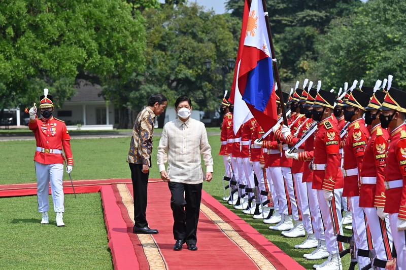 Presiden Filipina Ferdinand Marcos Jr (kedua kanan) dan istrinya Madame Louise Araneta Marcos (kanan) berjalan bersama Presiden Indonesia Joko Widodo dan istrinya Iriana (kiri) setelah upacara penanaman pohon di Istana Kepresidenan di Bogor, Indonesia, Senin, (5/9/2022). (AP Photo/Achmad Ibrahim, Pool)