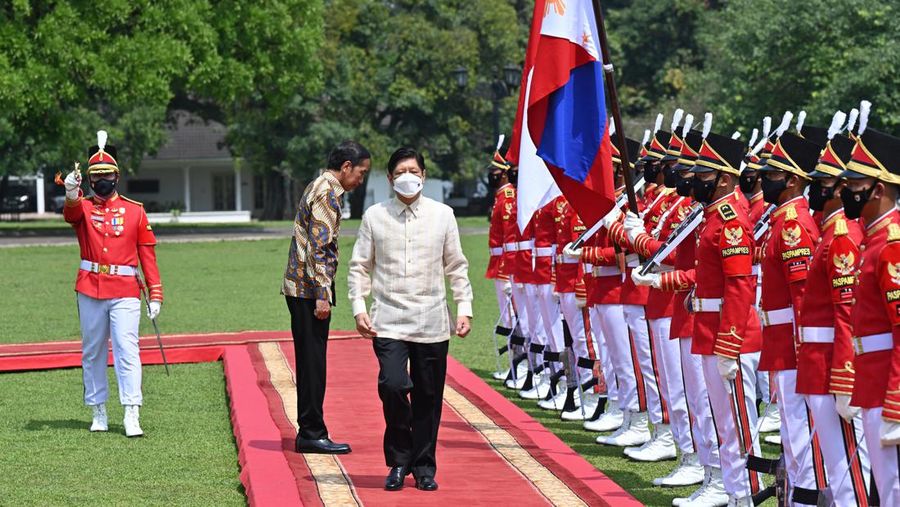 Presiden Filipina Ferdinand Marcos Jr (kedua kanan) dan istrinya Madame Louise Araneta Marcos (kanan) berjalan bersama Presiden Indonesia Joko Widodo dan istrinya Iriana (kiri) setelah upacara penanaman pohon di Istana Kepresidenan di Bogor, Indonesia, Senin, (5/9/2022). (AP Photo/Achmad Ibrahim, Pool)