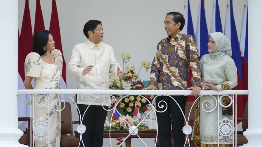 Presiden Filipina Ferdinand Marcos Jr (kedua kiri)dan istrinya Madame Louise Araneta Marcos (kiri) berbincang dengan Presiden Indonesia Joko Widodo dan istrinya Iriana selama pertemuan mereka di Istana Kepresidenan di Bogor, Indonesia, Senin, (5/9/2022). (AP Photo/Achmad Ibrahim, Pool)