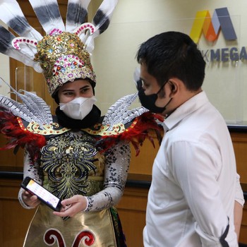 Karyawan Bank Mega Pakai Kostum Unik di Hari Pelanggan
