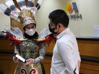 Karyawan Bank Mega Pakai Kostum Unik di Hari Pelanggan