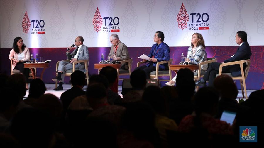 Lead Co-Chairs of T20, Bambang Brodjonegoro mememberikan sambutan dalam acara T20 Indonesia Summit 2022 di Nusa Dua, Bali, Senin (5/9/2022). T20 Indonesia Summit 2022 yang berlangsung  pada 5-6 September 2022 itu diselenggarakan sebagai bagian dari penguatan peran G20 dalam menavigasi dinamika global yang saat ini terjadi. Forum ini menjadi puncak penyelenggaraan T20 Indonesia.  (CNBC Indonesia/ Tri Susilo)