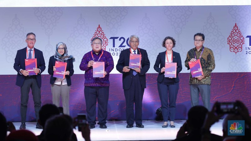 Lead Co-Chairs of T20, Bambang Brodjonegoro mememberikan sambutan dalam acara T20 Indonesia Summit 2022 di Nusa Dua, Bali, Senin (5/9/2022). T20 Indonesia Summit 2022 yang berlangsung  pada 5-6 September 2022 itu diselenggarakan sebagai bagian dari penguatan peran G20 dalam menavigasi dinamika global yang saat ini terjadi. Forum ini menjadi puncak penyelenggaraan T20 Indonesia.  (CNBC Indonesia/ Tri Susilo)