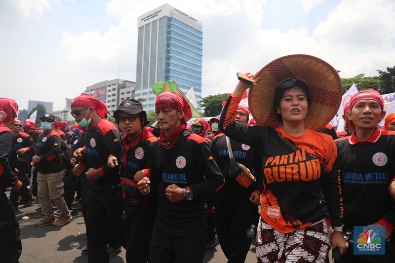 Sejumlah aliansi buruh melakukan aksi demo di depan Gedung DPR RI, Jakarta, Selasa (6/9/2022). Demo ini menuntut 3 tuntutan. Yaitu, menolak kenaikan harga BBM, menolak omnibus law UU Cipta Kerja, dan kenaikan upah UMK 2023 sebesar 10-13%. (CNBC Indonesia/ Muhammad Sabki)