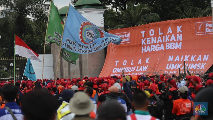 Sejumlah aliansi buruh melakukan aksi demo di depan Gedung DPR RI, Jakarta, Selasa (6/9/2022). Demo ini menuntut 3 tuntutan. Yaitu, menolak kenaikan harga BBM, menolak omnibus law UU Cipta Kerja, dan kenaikan upah UMK 2023 sebesar 10-13%. (CNBC Indonesia/ Muhammad Sabki)