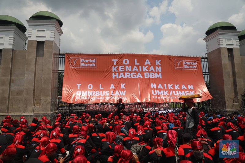 Deno Buruh Tolak Omnibus Law dan Kenaikan BBM di DPR Sejumlah aliansi buruh melakukan aksi demo di depan Gedung DPR RI, Jakarta, Selasa (6/9/2022). Demo ini menuntut 3 tuntutan. Yaitu, menolak kenaikan harga BBM, menolak omnibus law UU Cipta Kerja, dan kenaikan upah UMK 2023 sebesar 10-13%. (CNBC Indonesia/ Muhammad Sabki)