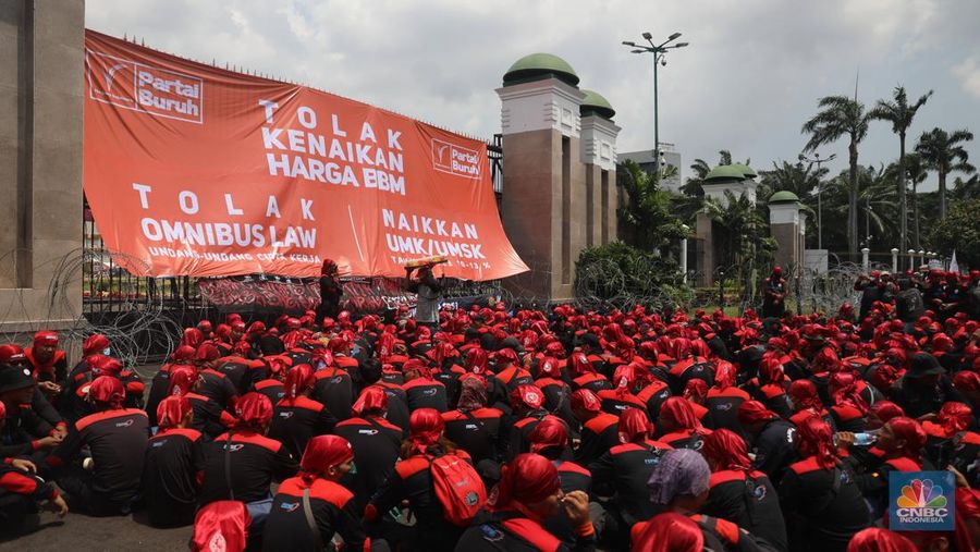 Sejumlah aliansi buruh melakukan aksi demo di depan Gedung DPR RI, Jakarta, Selasa (6/9/2022). Demo ini menuntut 3 tuntutan. Yaitu, menolak kenaikan harga BBM, menolak omnibus law UU Cipta Kerja, dan kenaikan upah UMK 2023 sebesar 10-13%. (CNBC Indonesia/ Muhammad Sabki)
