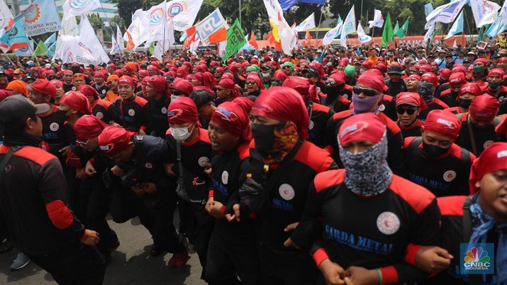 Sejumlah aliansi buruh melakukan aksi demo di depan Gedung DPR RI, Jakarta, Selasa (6/9/2022). Demo ini menuntut 3 tuntutan. Yaitu, menolak kenaikan harga BBM, menolak omnibus law UU Cipta Kerja, dan kenaikan upah UMK 2023 sebesar 10-13%. (CNBC Indonesia/ Muhammad Sabki)