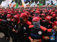 Buruh Tolak BBM Naik, Gerbang DPR Sempat Memerah