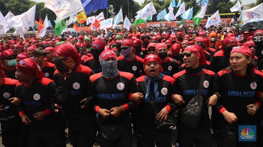 Sejumlah aliansi buruh melakukan aksi demo di depan Gedung DPR RI, Jakarta, Selasa (6/9/2022). Demo ini menuntut 3 tuntutan. Yaitu, menolak kenaikan harga BBM, menolak omnibus law UU Cipta Kerja, dan kenaikan upah UMK 2023 sebesar 10-13%. (CNBC Indonesia/ Muhammad Sabki)