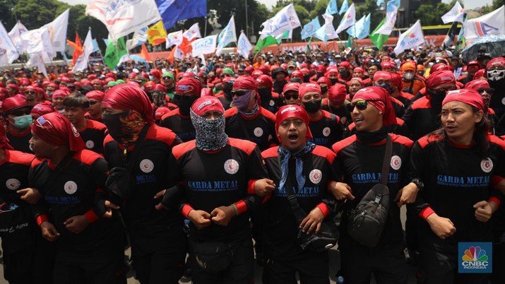 Deno Buruh Tolak Omnibus Law dan Kenaikan BBM di DPR Sejumlah aliansi buruh melakukan aksi demo di depan Gedung DPR RI, Jakarta, Selasa (6/9/2022). Demo ini menuntut 3 tuntutan. Yaitu, menolak kenaikan harga BBM, menolak omnibus law UU Cipta Kerja, dan kenaikan upah UMK 2023 sebesar 10-13%. (CNBC Indonesia/ Muhammad Sabki)