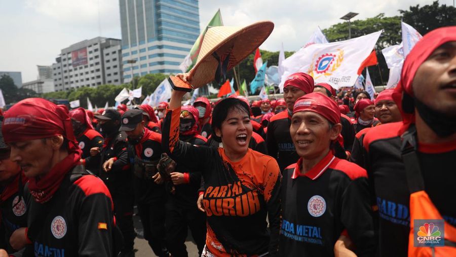 Sejumlah aliansi buruh melakukan aksi demo di depan Gedung DPR RI, Jakarta, Selasa (6/9/2022). Demo ini menuntut 3 tuntutan. Yaitu, menolak kenaikan harga BBM, menolak omnibus law UU Cipta Kerja, dan kenaikan upah UMK 2023 sebesar 10-13%. (CNBC Indonesia/ Muhammad Sabki)