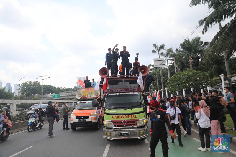 Deno Buruh Tolak Omnibus Law dan Kenaikan BBM di DPR Sejumlkah aliansi buruh melakukan aksi demio di depan Gedung DPR RI, Jakarta, Selasa (6/9/2022). Pantauan CNBC Indonesia Buruh tiba pukul 11.00 WIB. Mereka datang dengan membawaspanduk bertuliskan Tolak Omnibuslaw hingga penolakan kenaikan BBM. (CNBC Indonesia/ Muhammad Sabki)