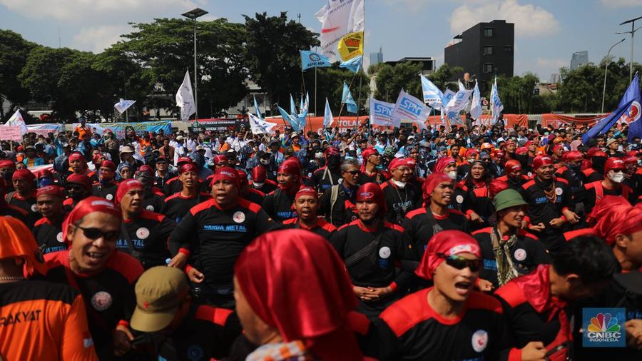 Sejumlah aliansi buruh melakukan aksi demo di depan Gedung DPR RI, Jakarta, Selasa (6/9/2022). Demo ini menuntut 3 tuntutan yaitu menolak kenaikan harga BBM, menolak omnibus law UU Cipta Kerja, dan kenaikan upah UMK 2023 sebesar 10-13%. (CNBC Indonesia/ Muhammad Sabki)