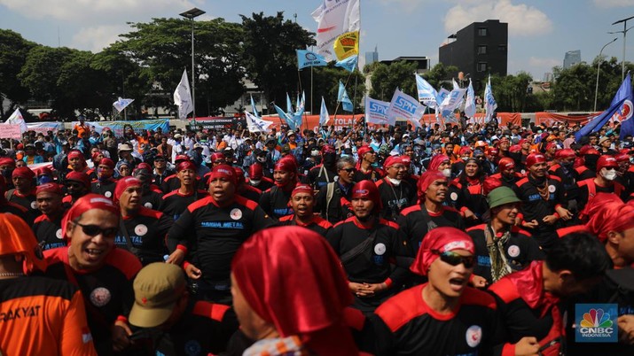 Demo Buruh Tolak Omnibus Law dan Kenaikan BBM di DPR Sejumlah aliansi buruh melakukan aksi demo di depan Gedung DPR RI, Jakarta, Selasa (6/9/2022). Demo ini menuntut 3 tuntutan yaitu menolak kenaikan harga BBM, menolak omnibus law UU Cipta Kerja, dan kenaikan upah UMK 2023 sebesar 10-13%. (CNBC Indonesia/ Muhammad Sabki)