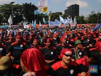 Paksa Pengusaha Naikkan Upah 13%, Buruh Mau Mogok Massal