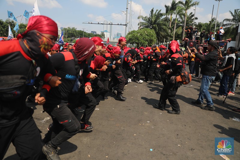 Deno Buruh Tolak Omnibus Law dan Kenaikan BBM di DPR Sejumlah aliansi buruh melakukan aksi demo di depan Gedung DPR RI, Jakarta, Selasa (6/9/2022). Demo ini menuntut 3 tuntutan. Yaitu, menolak kenaikan harga BBM, menolak omnibus law UU Cipta Kerja, dan kenaikan upah UMK 2023 sebesar 10-13%. (CNBC Indonesia/ Muhammad Sabki)