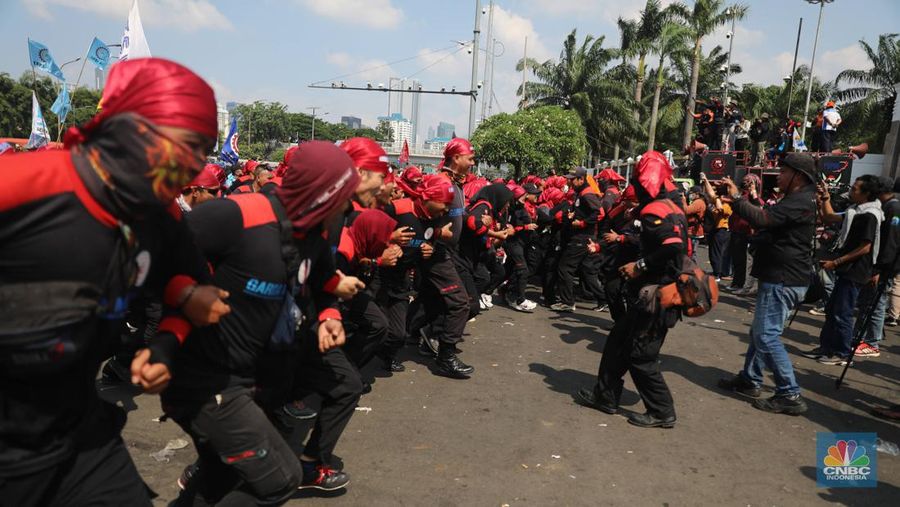 Sejumlah aliansi buruh melakukan aksi demo di depan Gedung DPR RI, Jakarta, Selasa (6/9/2022). Demo ini menuntut 3 tuntutan. Yaitu, menolak kenaikan harga BBM, menolak omnibus law UU Cipta Kerja, dan kenaikan upah UMK 2023 sebesar 10-13%. (CNBC Indonesia/ Muhammad Sabki)