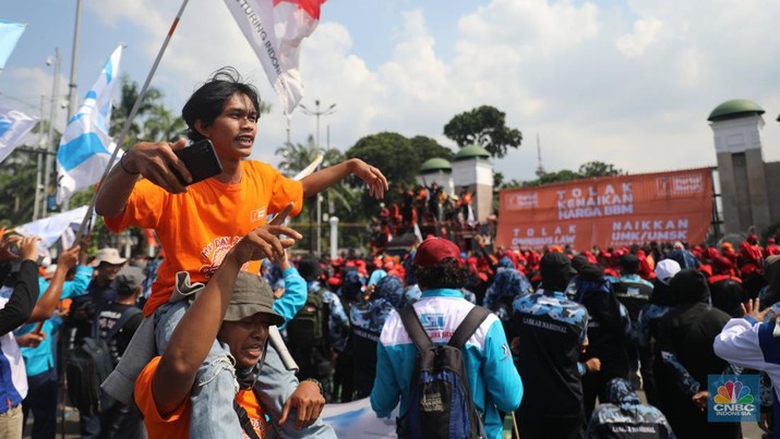 Demo Buruh Tolak Omnibus Law dan Kenaikan BBM di DPR Sejumlah aliansi buruh melakukan aksi demo di depan Gedung DPR RI, Jakarta, Selasa (6/9/2022). Demo ini menuntut 3 tuntutan yaitu menolak kenaikan harga BBM, menolak omnibus law UU Cipta Kerja, dan kenaikan upah UMK 2023 sebesar 10-13%. (CNBC Indonesia/ Muhammad Sabki)
