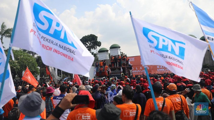 Demo Buruh Tolak Omnibus Law dan Kenaikan BBM di DPR Sejumlah aliansi buruh melakukan aksi demo di depan Gedung DPR RI, Jakarta, Selasa (6/9/2022). Demo ini menuntut 3 tuntutan yaitu menolak kenaikan harga BBM, menolak omnibus law UU Cipta Kerja, dan kenaikan upah UMK 2023 sebesar 10-13%. (CNBC Indonesia/ Muhammad Sabki)