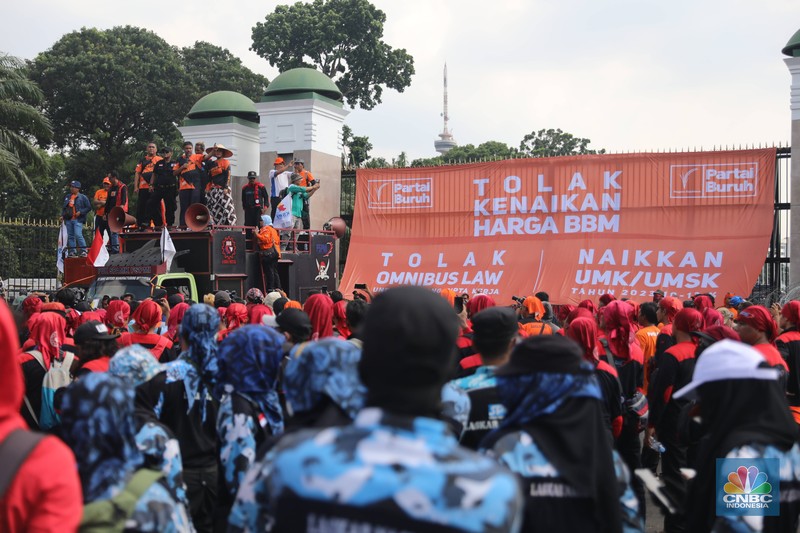 Deno Buruh Tolak Omnibus Law dan Kenaikan BBM di DPR Sejumlah aliansi buruh melakukan aksi demo di depan Gedung DPR RI, Jakarta, Selasa (6/9/2022). Demo ini menuntut 3 tuntutan. Yaitu, menolak kenaikan harga BBM, menolak omnibus law UU Cipta Kerja, dan kenaikan upah UMK 2023 sebesar 10-13%. (CNBC Indonesia/ Muhammad Sabki)