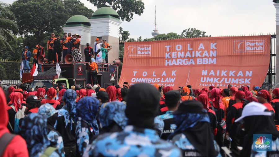 Sejumlah aliansi buruh melakukan aksi demo di depan Gedung DPR RI, Jakarta, Selasa (6/9/2022). Demo ini menuntut 3 tuntutan. Yaitu, menolak kenaikan harga BBM, menolak omnibus law UU Cipta Kerja, dan kenaikan upah UMK 2023 sebesar 10-13%. (CNBC Indonesia/ Muhammad Sabki)