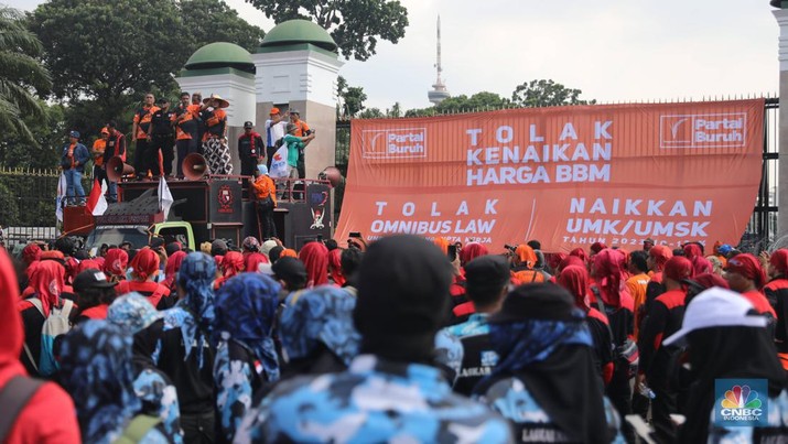 Sejumlah aliansi buruh melakukan aksi demo di depan Gedung DPR RI, Jakarta, Selasa (6/9/2022). Demo ini menuntut 3 tuntutan yaitu menolak kenaikan harga BBM, menolak omnibus law UU Cipta Kerja, dan kenaikan upah UMK 2023 sebesar 10-13%. (CNBC Indonesia/ Muhammad Sabki)