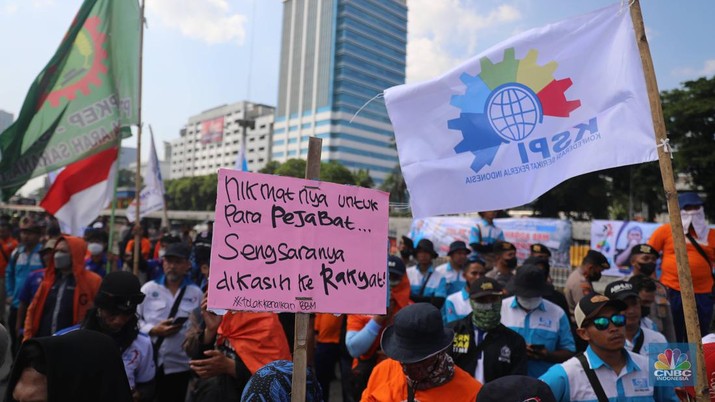 Demo Buruh Tolak Omnibus Law dan Kenaikan BBM di DPR Sejumlah aliansi buruh melakukan aksi demo di depan Gedung DPR RI, Jakarta, Selasa (6/9/2022). Demo ini menuntut 3 tuntutan yaitu menolak kenaikan harga BBM, menolak omnibus law UU Cipta Kerja, dan kenaikan upah UMK 2023 sebesar 10-13%. (CNBC Indonesia/ Muhammad Sabki)