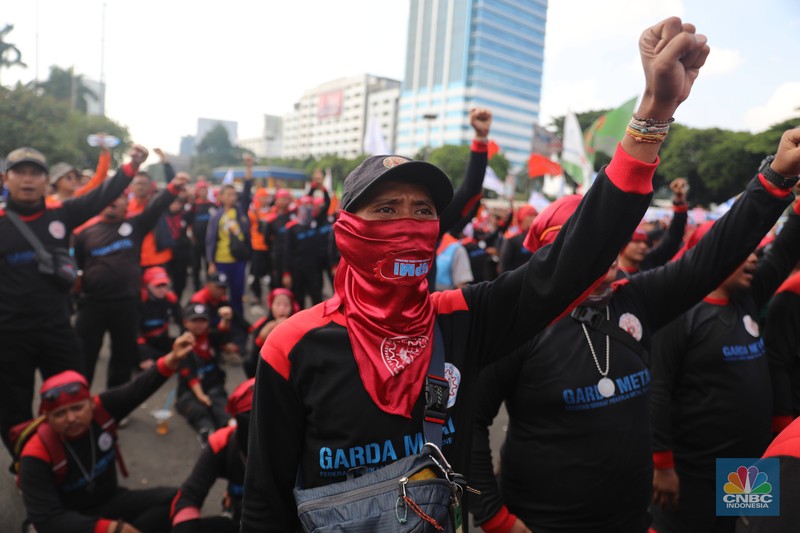 Deno Buruh Tolak Omnibus Law dan Kenaikan BBM di DPR Sejumlah aliansi buruh melakukan aksi demo di depan Gedung DPR RI, Jakarta, Selasa (6/9/2022). Demo ini menuntut 3 tuntutan. Yaitu, menolak kenaikan harga BBM, menolak omnibus law UU Cipta Kerja, dan kenaikan upah UMK 2023 sebesar 10-13%. (CNBC Indonesia/ Muhammad Sabki)